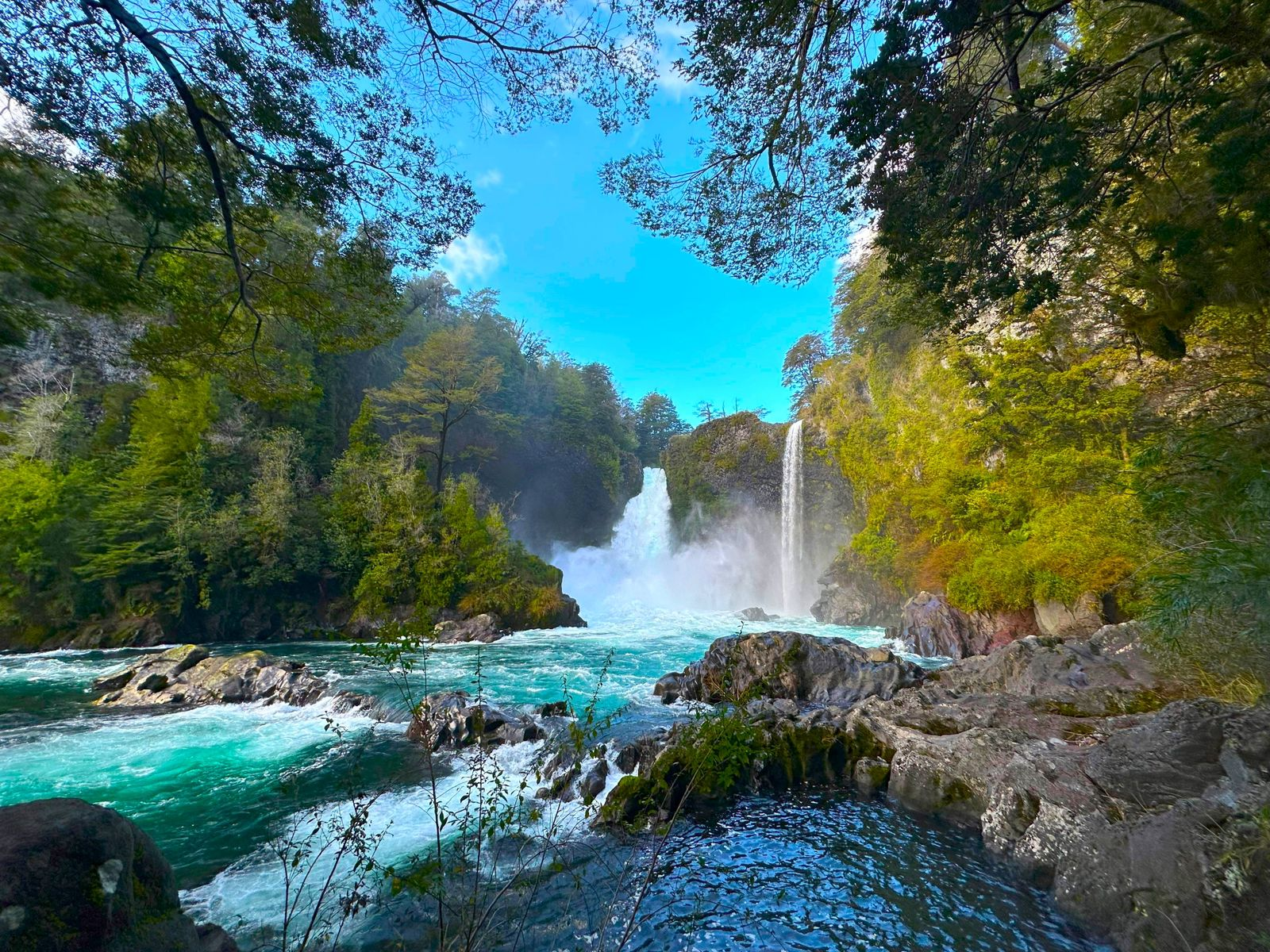 Cascada y río de aguas turquesa en Huilo Huilo