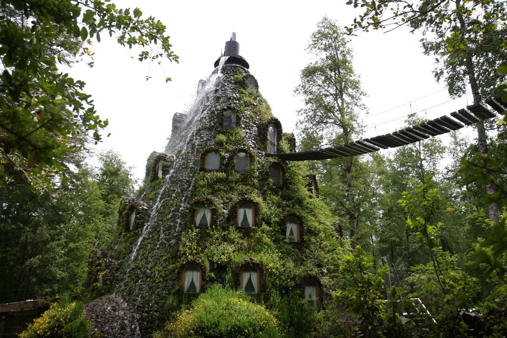 Hotel Montaña Mágica cubierto de vegetación en Huilo Huilo
