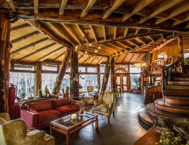 Interior rústico de lodge en Huilo Huilo