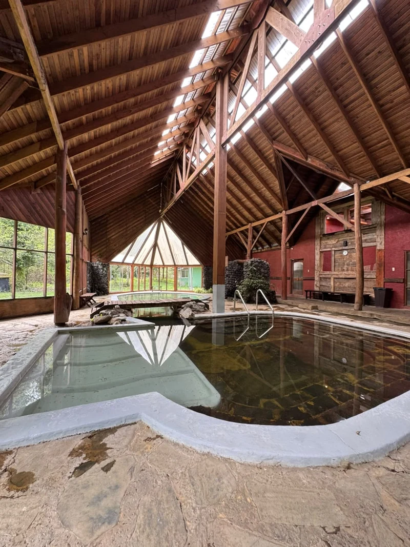 Piscinas cubiertas bajo una amplia estructura de madera