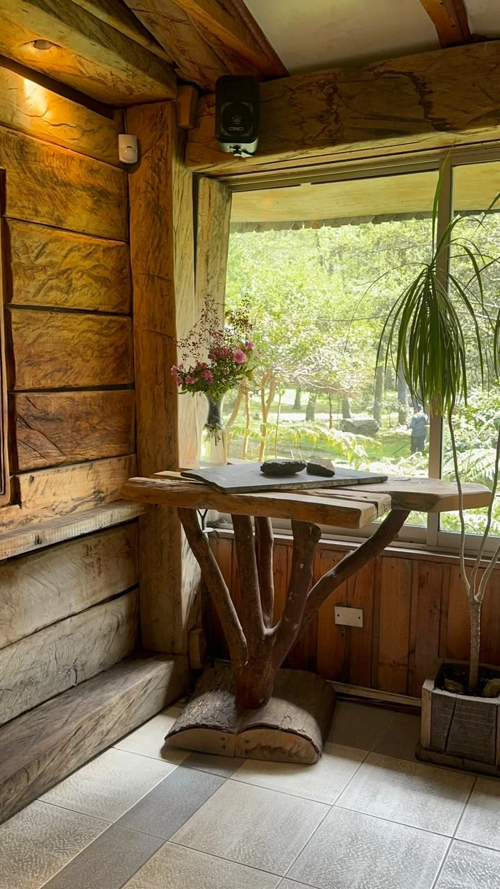 Mesa junto a una ventana con vista a los jardines