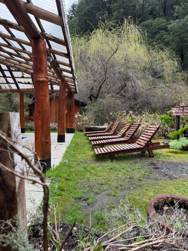 Reposeras junto a la piscina y los jardines de Termas Vergara