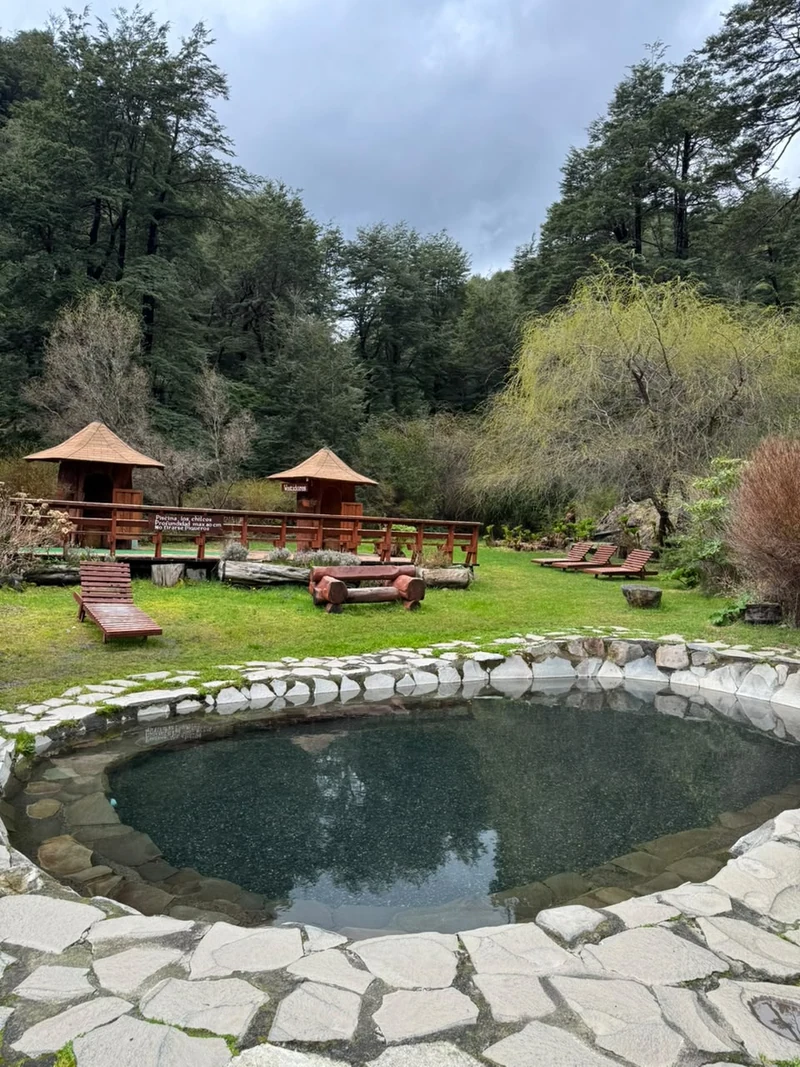 Piscina circular exterior de Termas Vergara con jardines