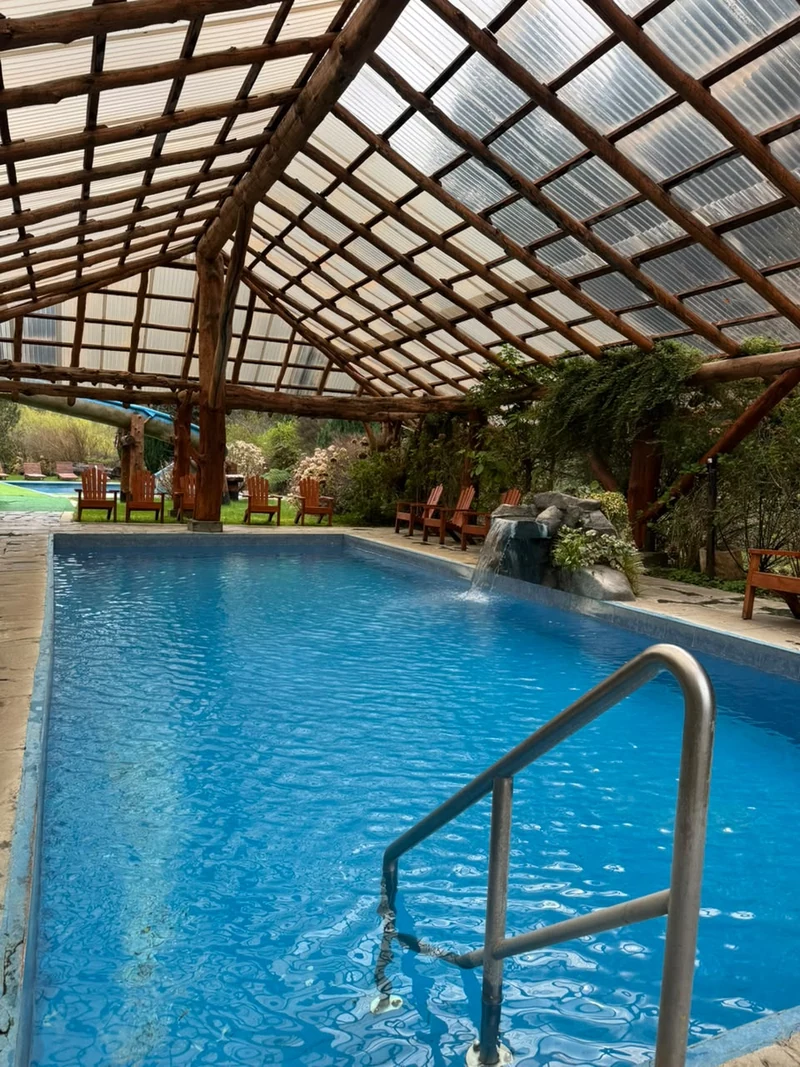 Piscina cubierta de Termas Vergara con escalera metálica y caída de agua