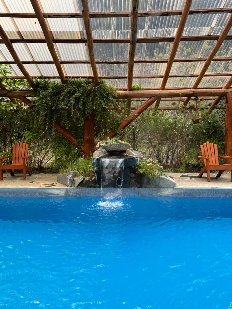 Piscina exterior de Termas Vergara rodeada de bosque