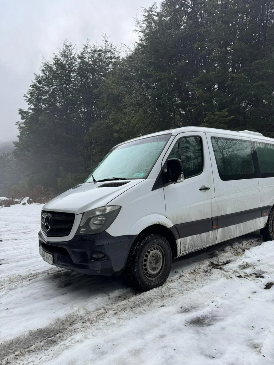 Vehículo blanco utilizado por TuDestinoSur durante un traslado en la nieve