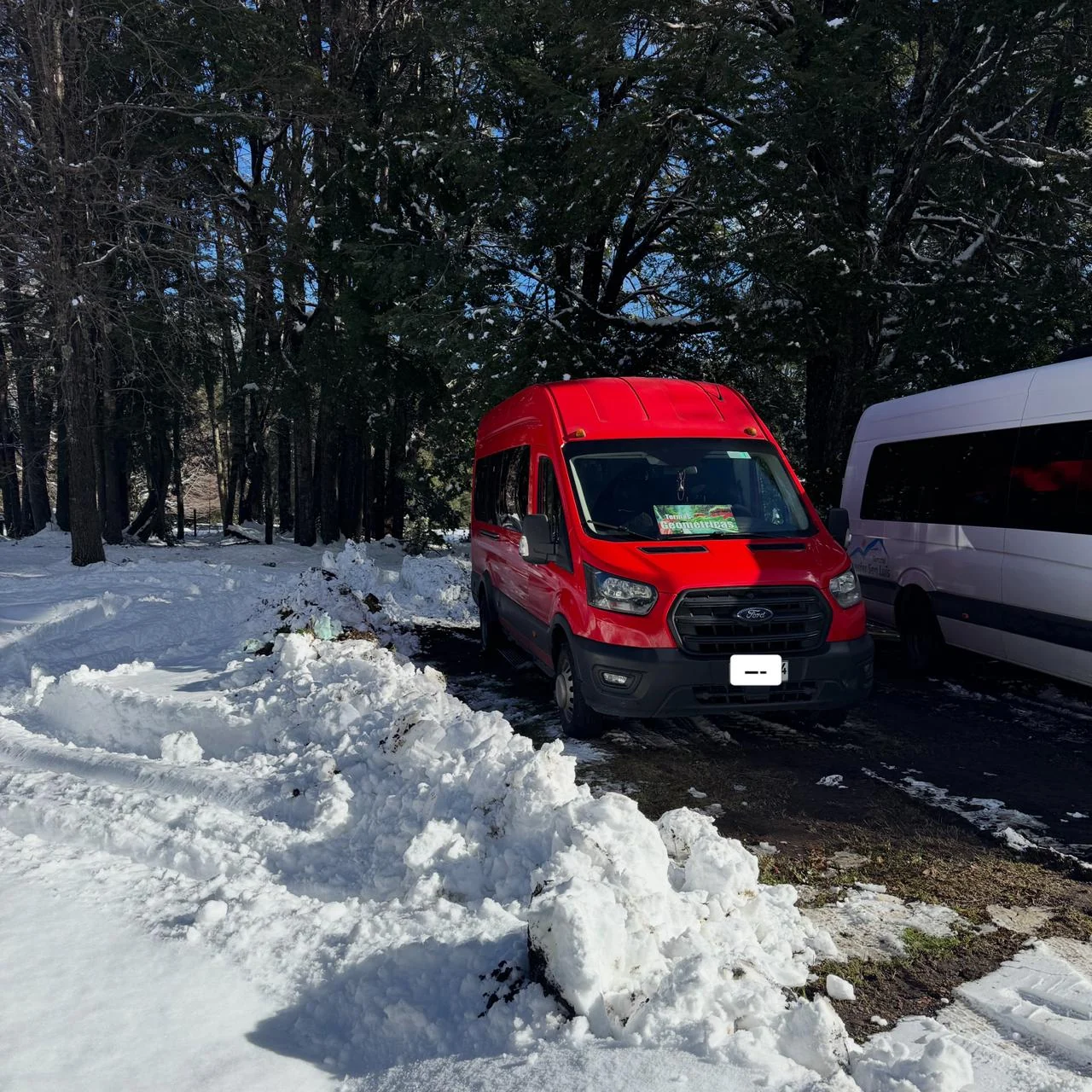 Vehículo rojo utilizado por TuDestinoSur durante una salida en temporada de nieve
