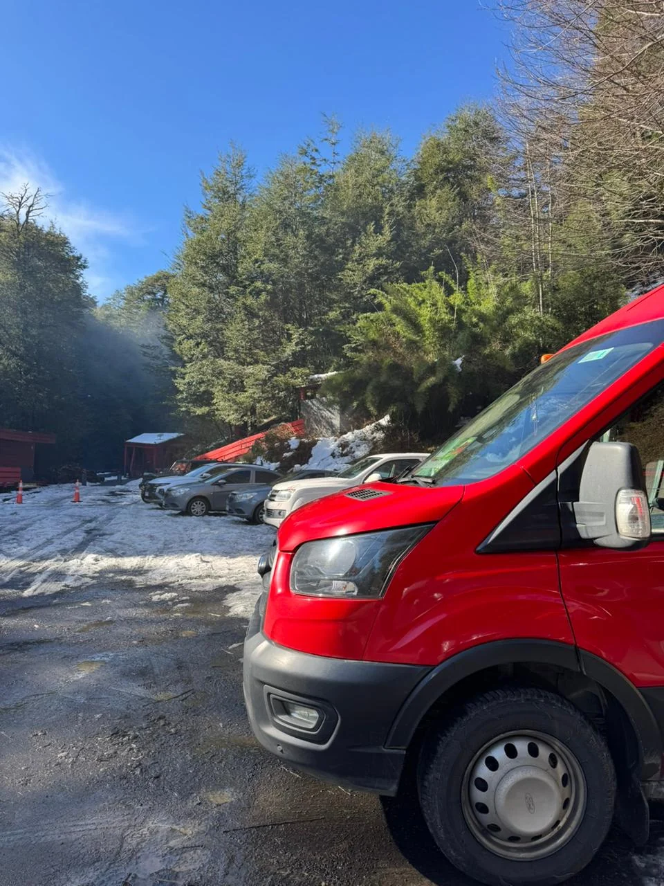 Vehículo rojo utilizado por TuDestinoSur en una salida hacia Termas Geométricas